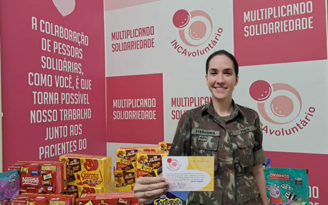 Integrantes da PMPV realizam doação de chocolates ao INCA 